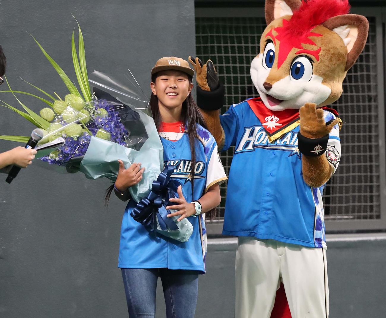 日本ハム対ロッテ　東京五輪スケートボードで銀メダルの開は球団マスコットから花束を贈られる（撮影・黒川智章）