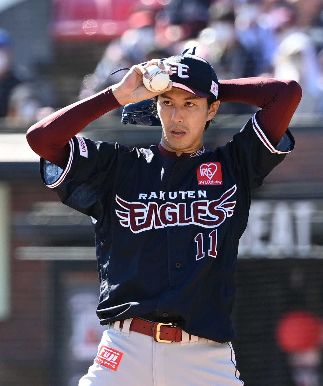 楽天対ソフトバンク　帽子を被り直す楽天岸（撮影・山崎安昭）