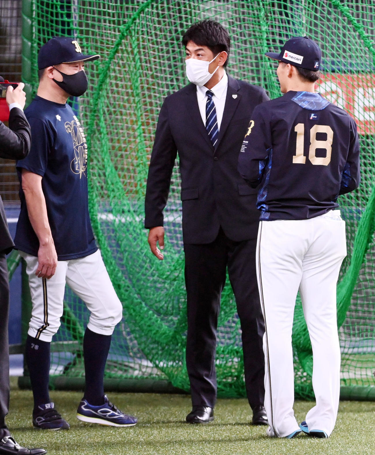 オリックス対西武　試合前にオリックス中嶋監督（左）、山本（右）と話す侍ジャパン稲葉監督（撮影・前岡正明）