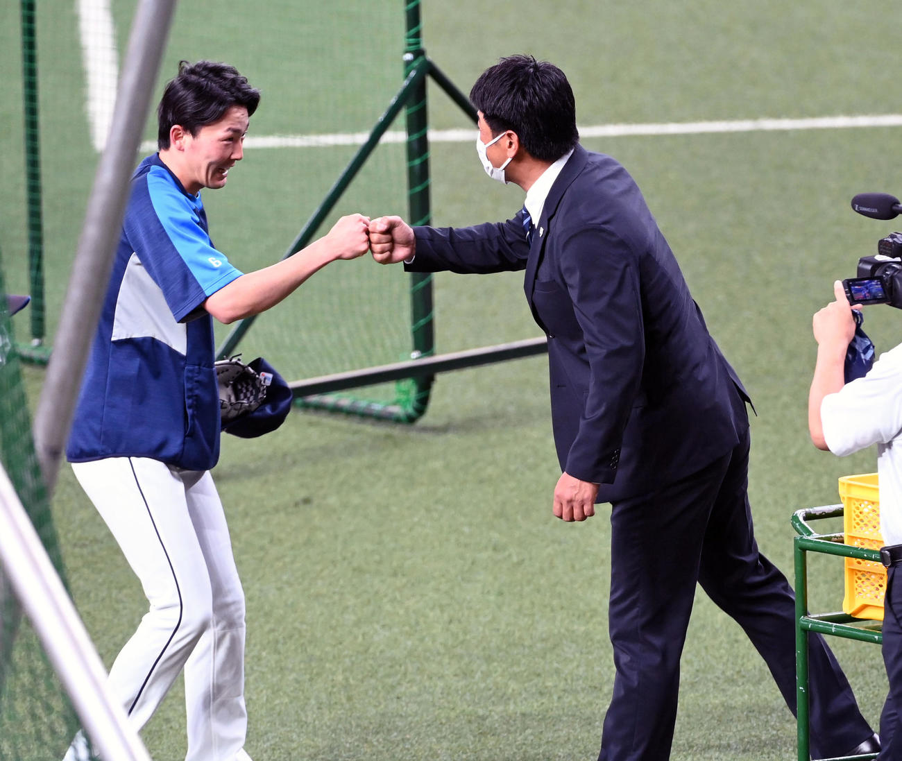 オリックス対西武　試合前に西武源田（左）とグータッチの侍ジャパン稲葉監督（撮影・前岡正明）
