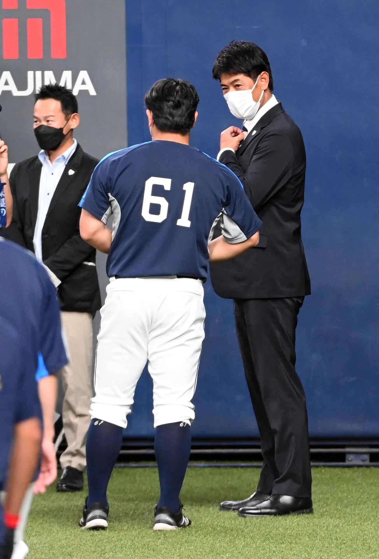 オリックス対西武　試合前に西武平良（左）と話す侍ジャパン稲葉監督（撮影・前岡正明）