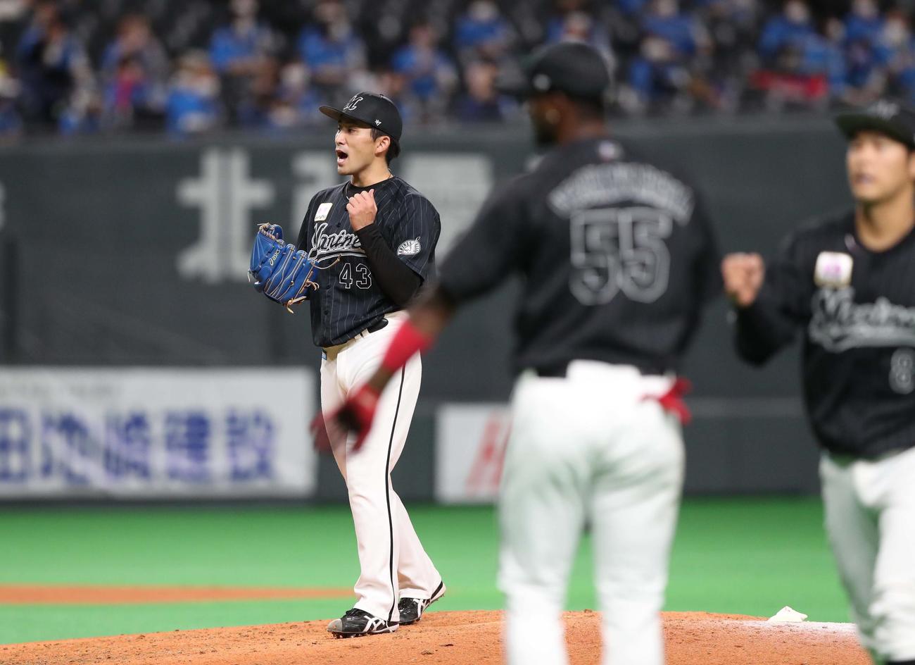 日本ハム対ロッテ　6回裏、走者を出すも無失点に抑えガッツポーズの小島（撮影・黒川智章）