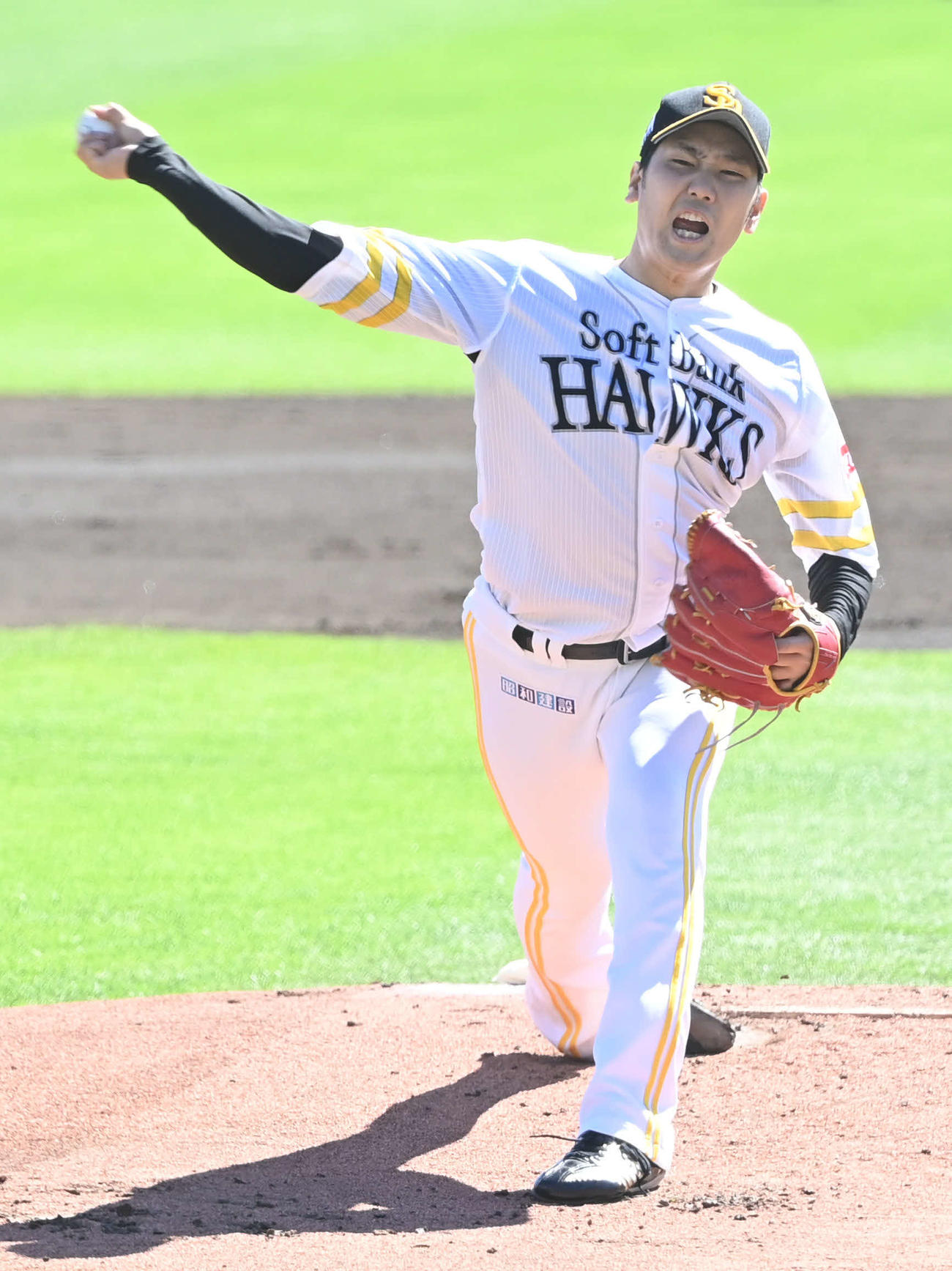 楽天対ソフトバンク　力投するソフトバンク先発の石川（撮影・山崎安昭）
