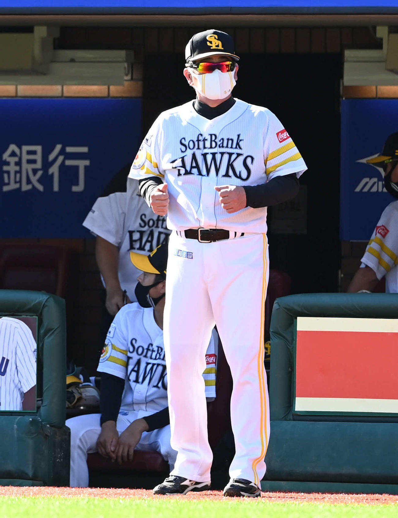 楽天対ソフトバンク　6回、選手交代を告げるソフトバンク工藤監督（撮影・山崎安昭）