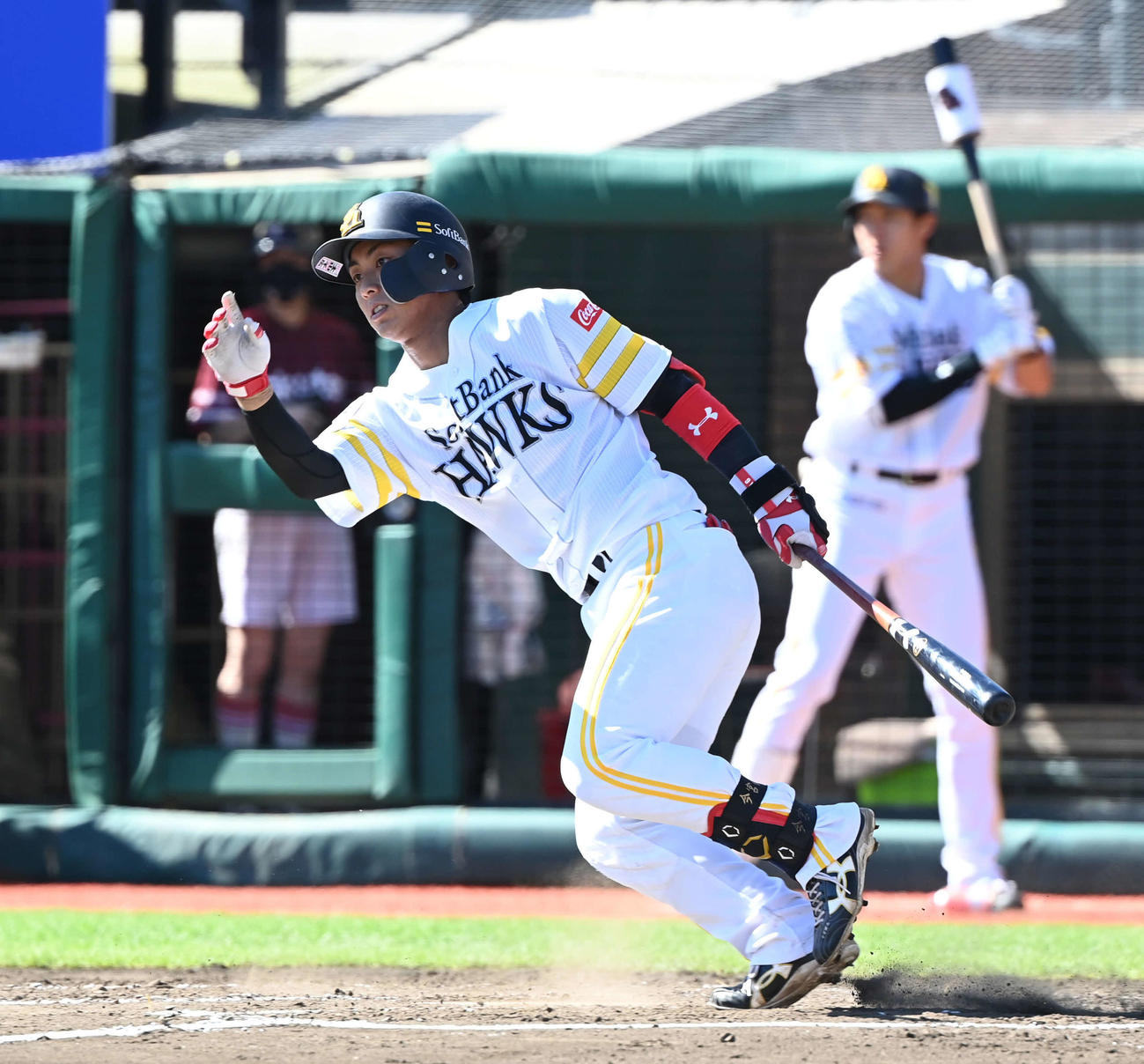 楽天対ソフトバンク　3回表ソフトバンク2死二塁、今宮は左前適時打を放つ（撮影・山崎安昭）