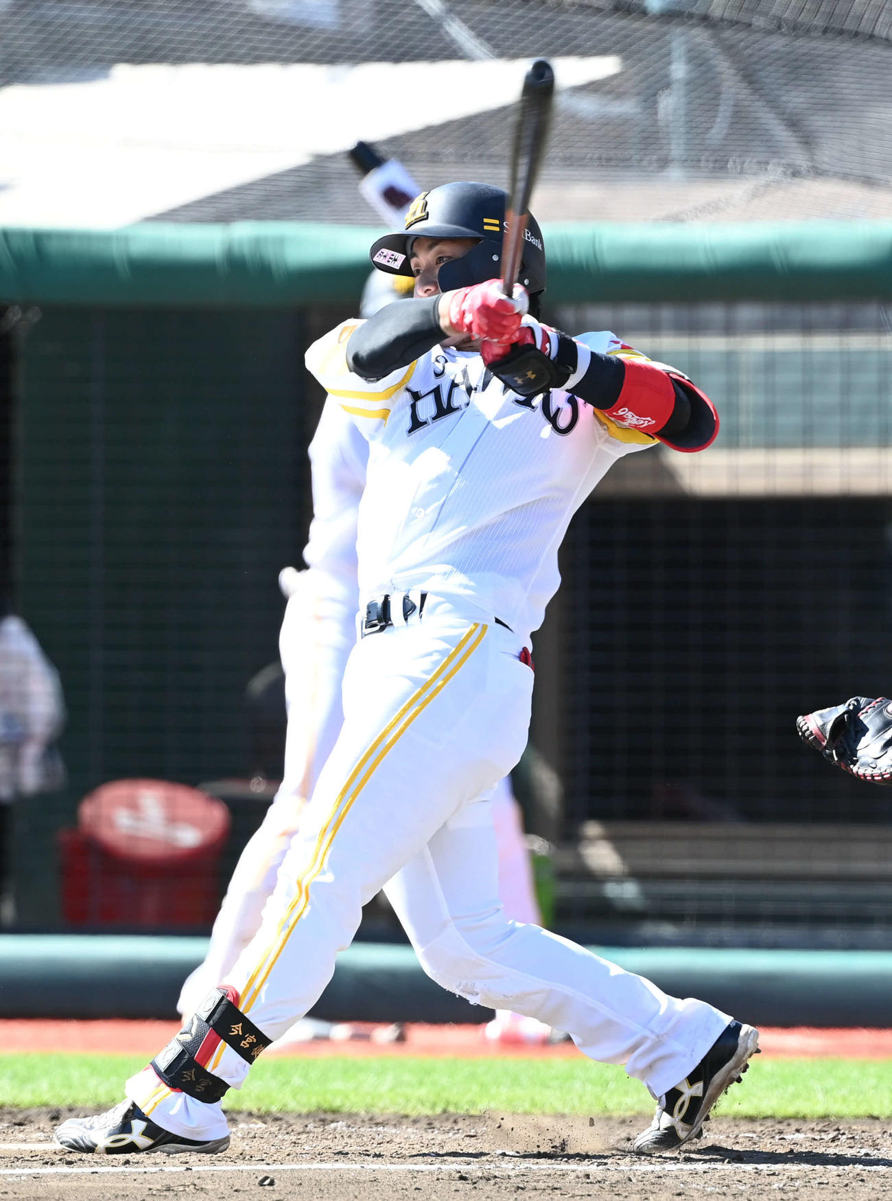 楽天対ソフトバンク　3回表ソフトバンク2死二塁、今宮は左前適時打を放つ（撮影・山崎安昭）