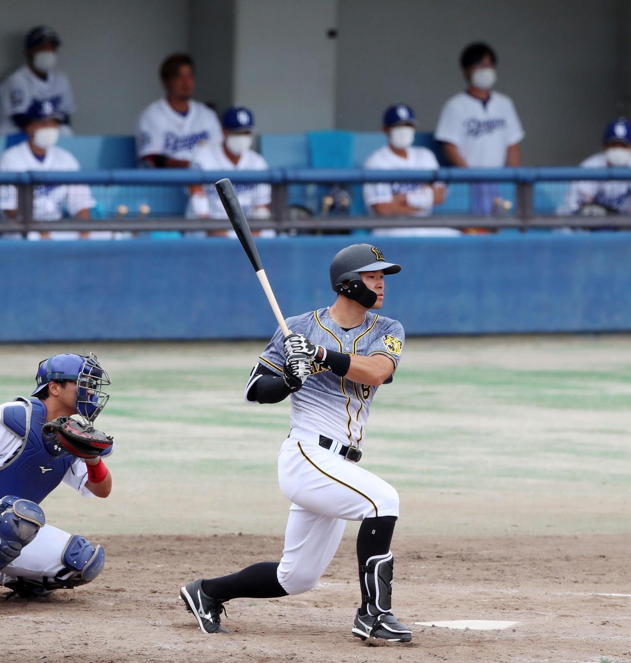 中日対阪神　5回表阪神無死一、三塁、佐藤輝は右前適時打を放つ（撮影・加藤哉）