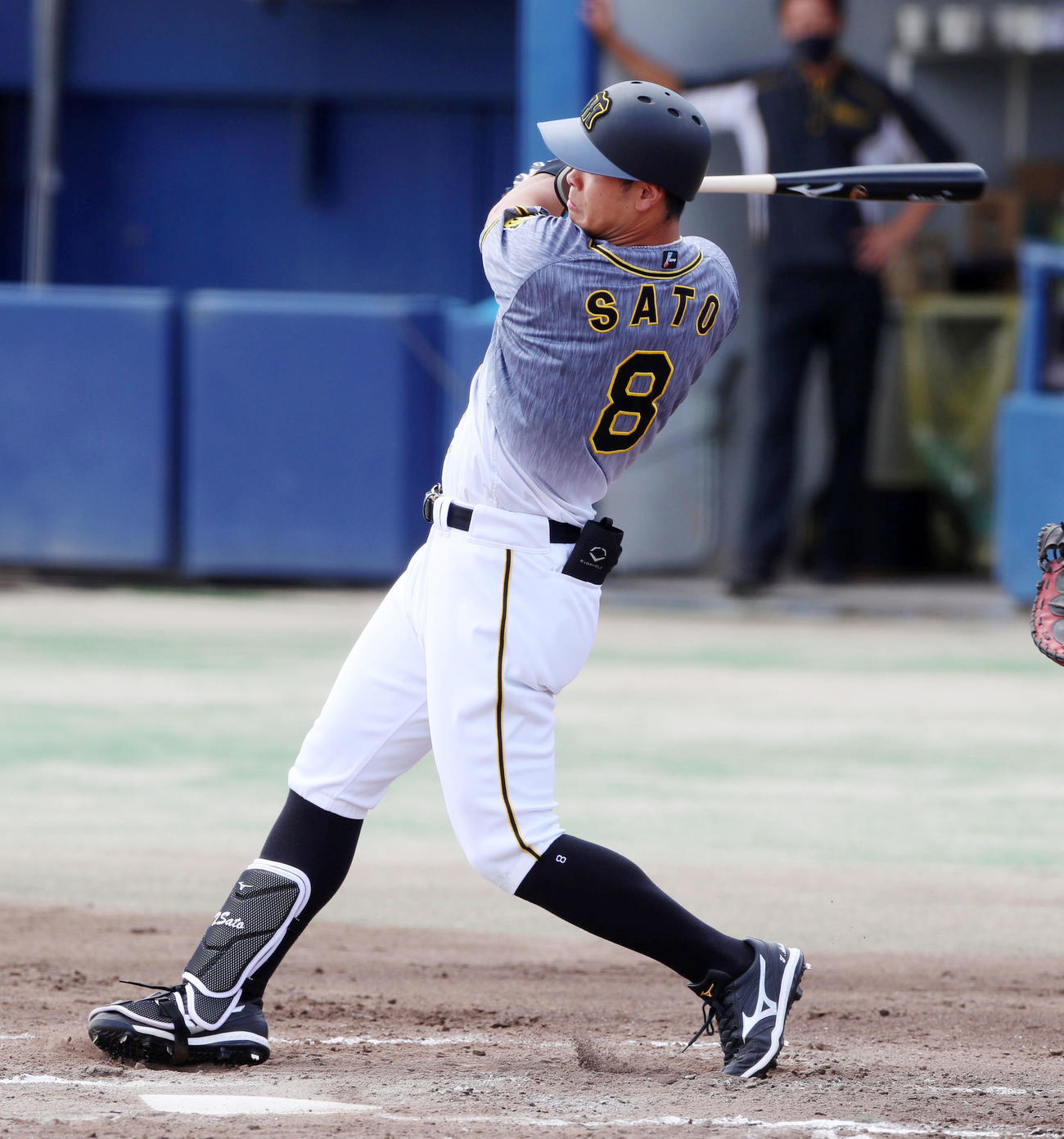 中日対阪神　1回表阪神1死二塁、佐藤輝は中前適時打を放つ（撮影・加藤哉）