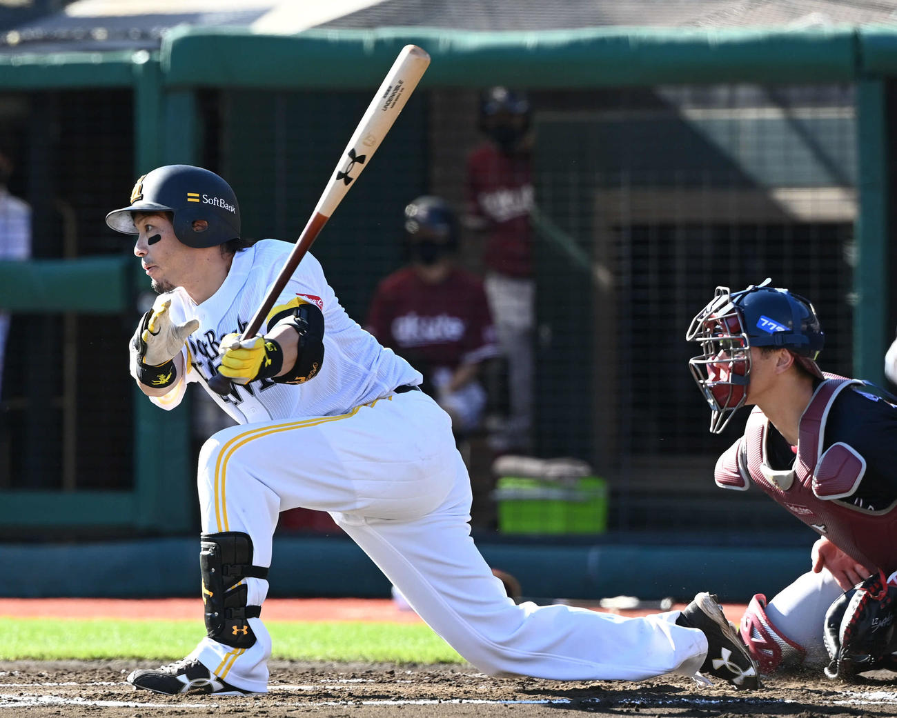 楽天対ソフトバンク　6回表ソフトバンク2死一、三塁、代打松田は右翼へ適時二塁打を放つ（撮影・山崎安昭）