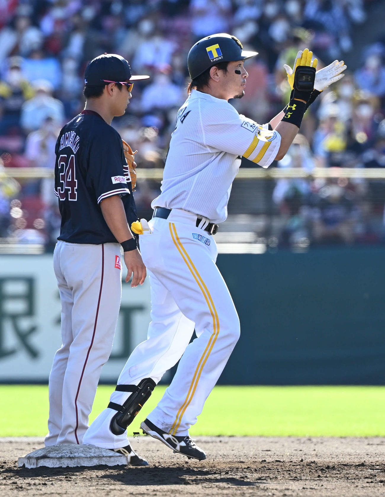 楽天対ソフトバンク　6回表ソフトバンク2死一、三塁、代打松田は適時二塁打を放ち手をたたいて喜ぶ（撮影・山崎安昭）