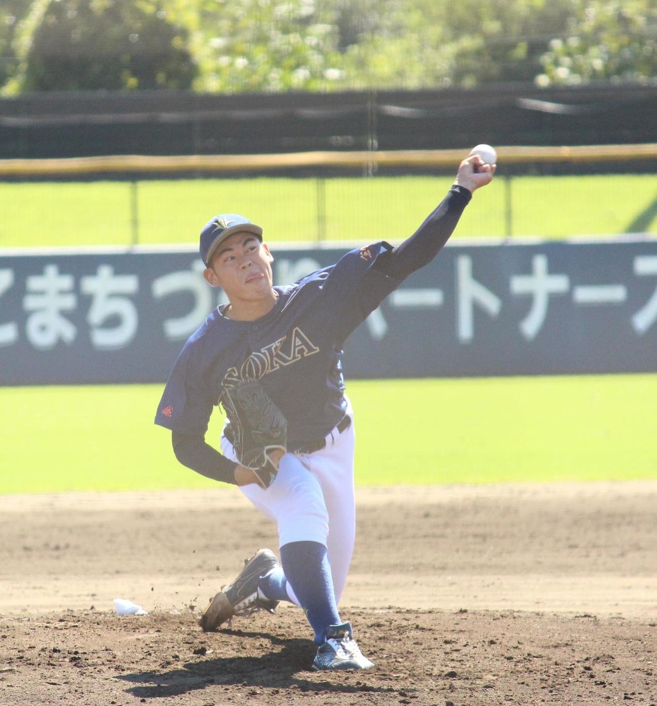 創価大－駿河台大　先発し力投する創価大・鈴木（撮影・保坂恭子）