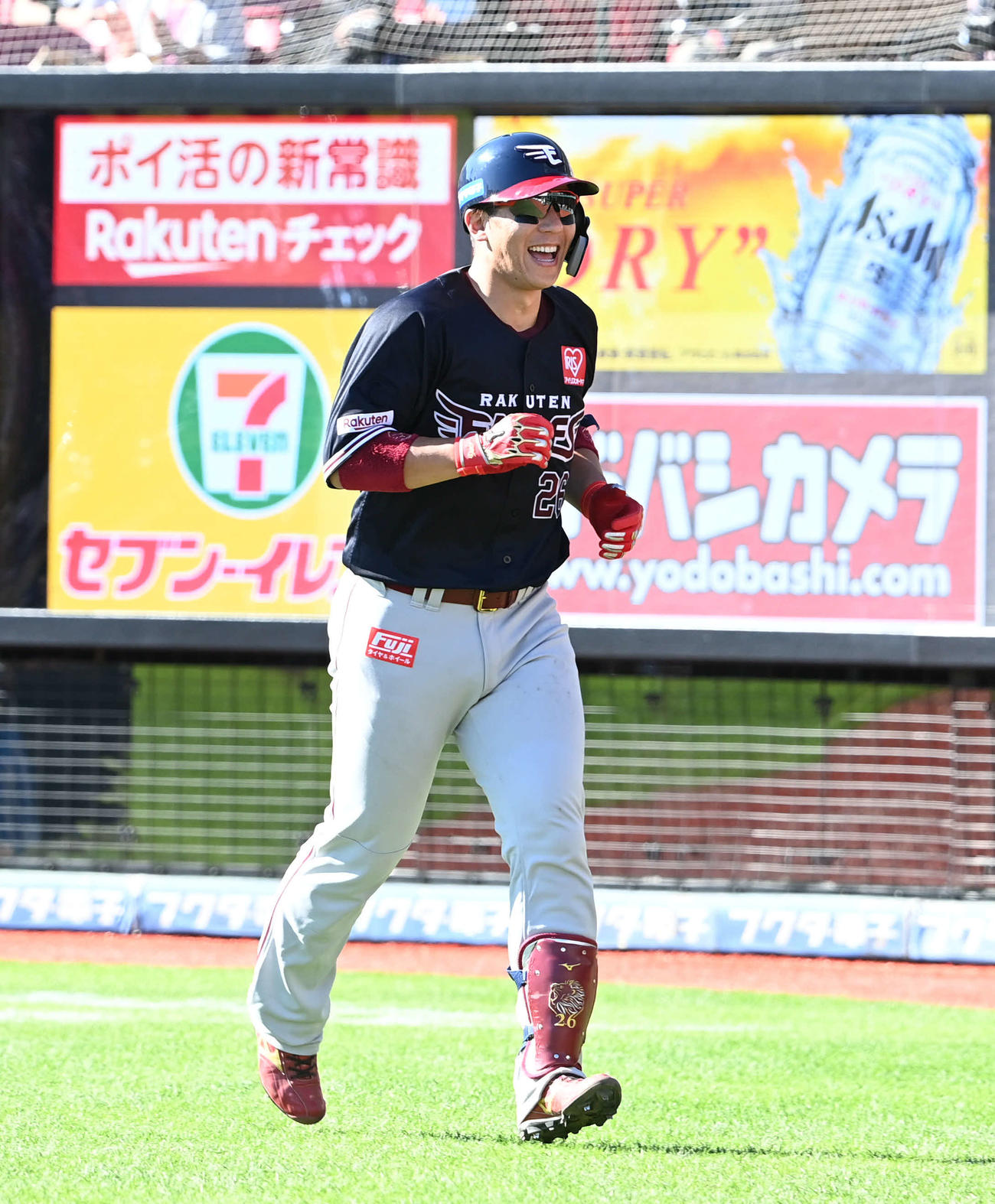 楽天対ソフトバンク　5回裏楽天無死、左越えソロ本塁打を放ち笑顔の炭谷（撮影・山崎安昭）