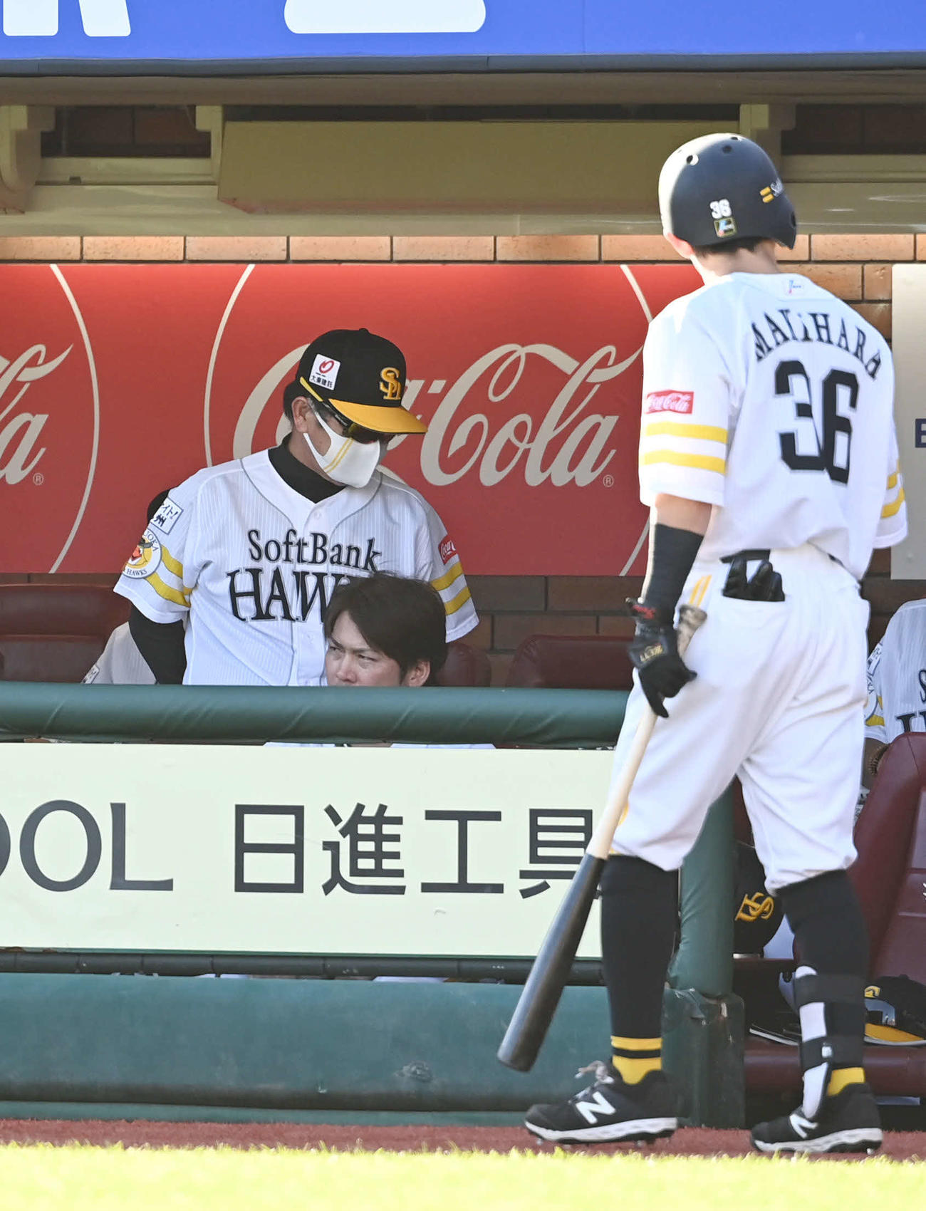 楽天対ソフトバンク　敗れて引き揚げるソフトバンク工藤監督（左）（撮影・山崎安昭）