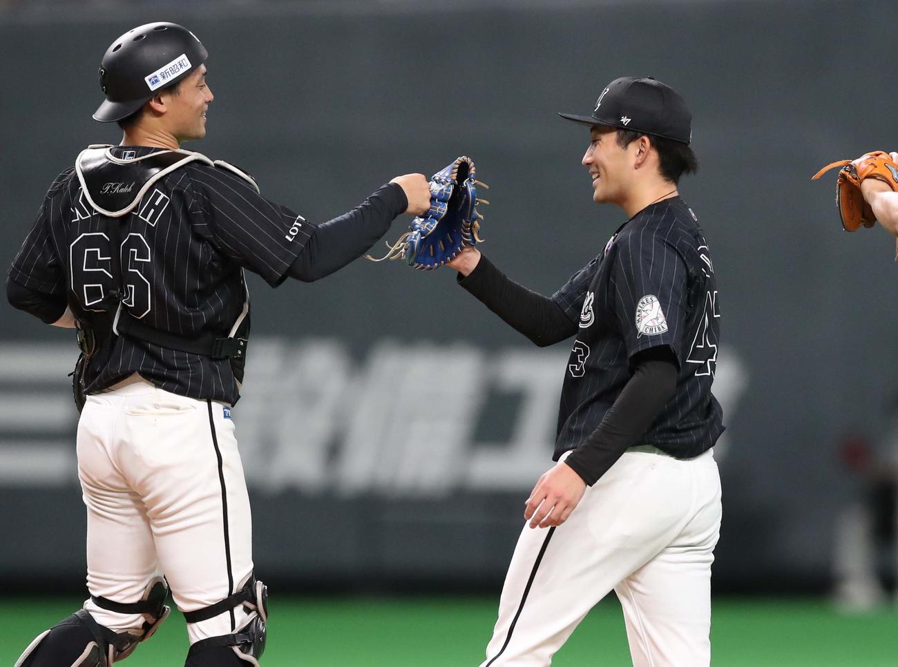日本ハム対ロッテ　プロ初完封勝利を挙げ加藤（左）とタッチする小島（撮影・黒川智章）