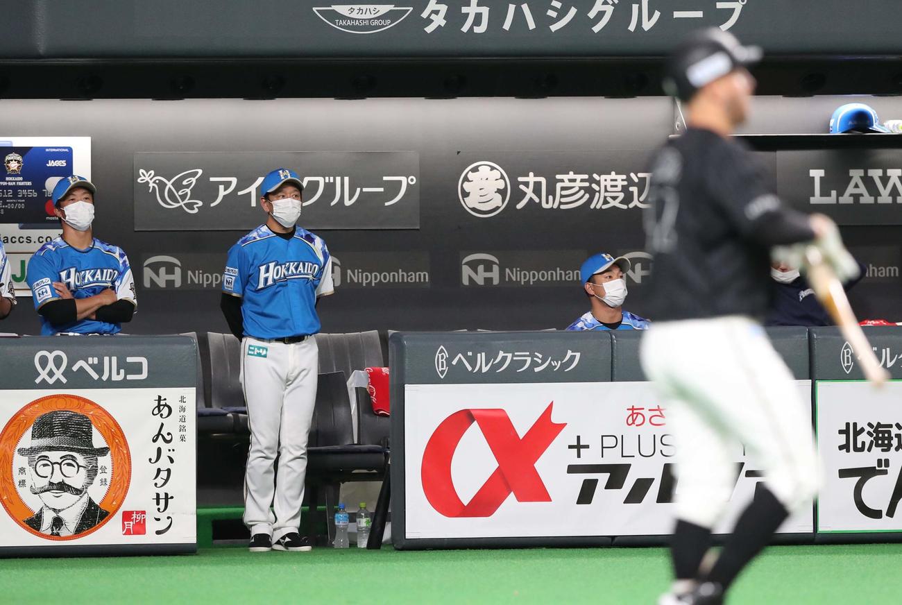 日本ハム対ロッテ　6回表、ベンチで試合を見守る栗山監督（左から2人目）。手前は打席に向かうレアード（撮影・黒川智章）