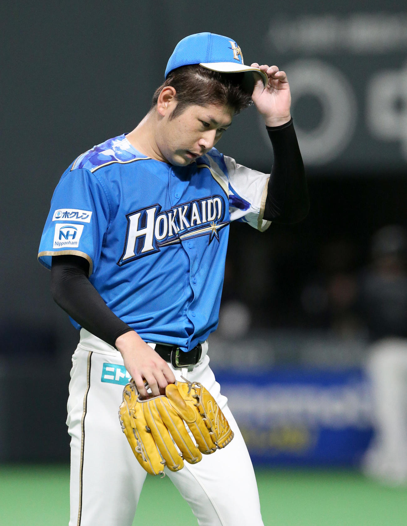 日本ハム対ロッテ　先制を許しうつむきながらベンチに戻る日本ハム加藤（撮影・佐藤翔太）