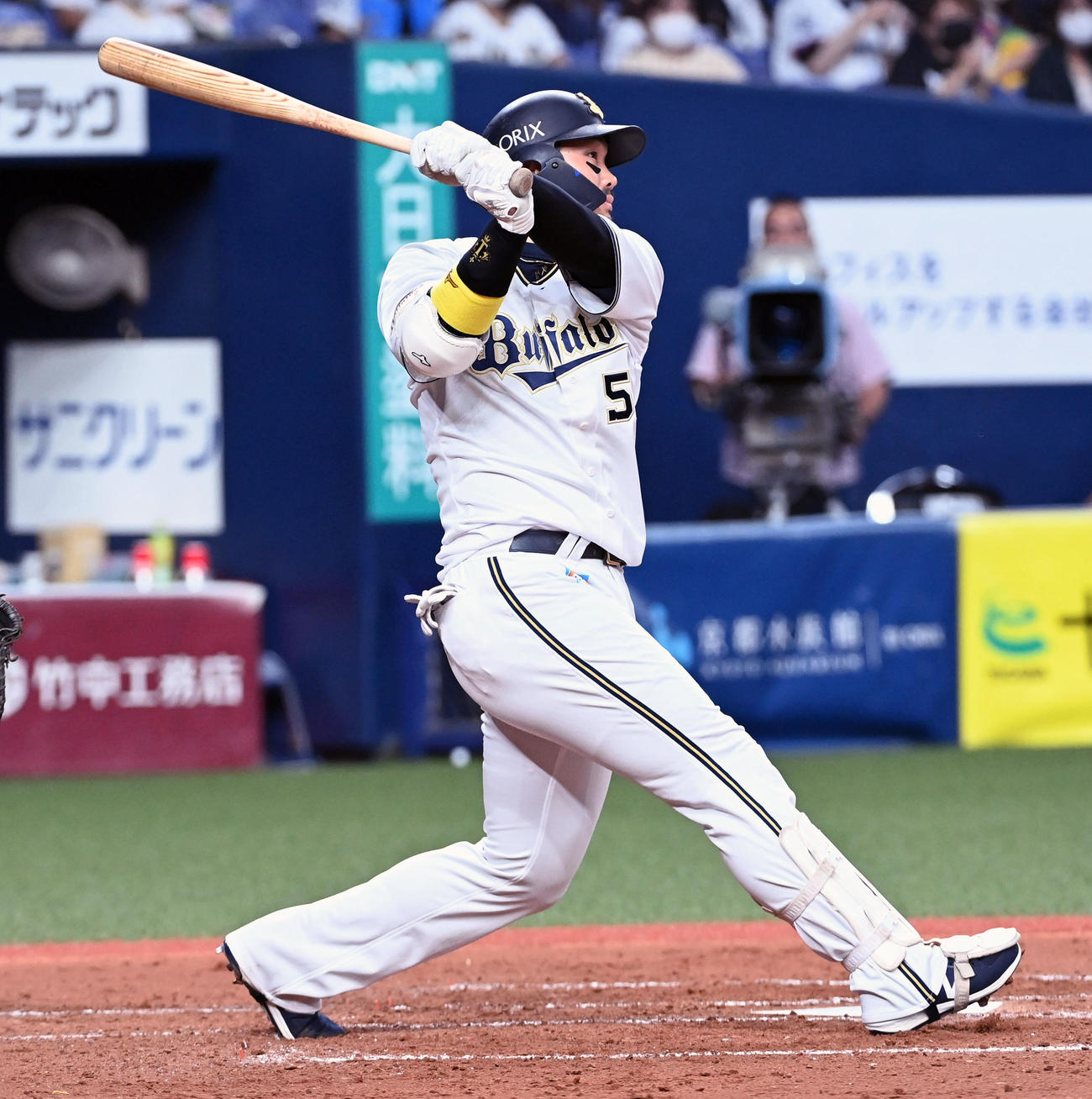 オリックス対西武　4回裏オリックス2死、T－岡田は右中間に本塁打を放つ（撮影・前岡正明）