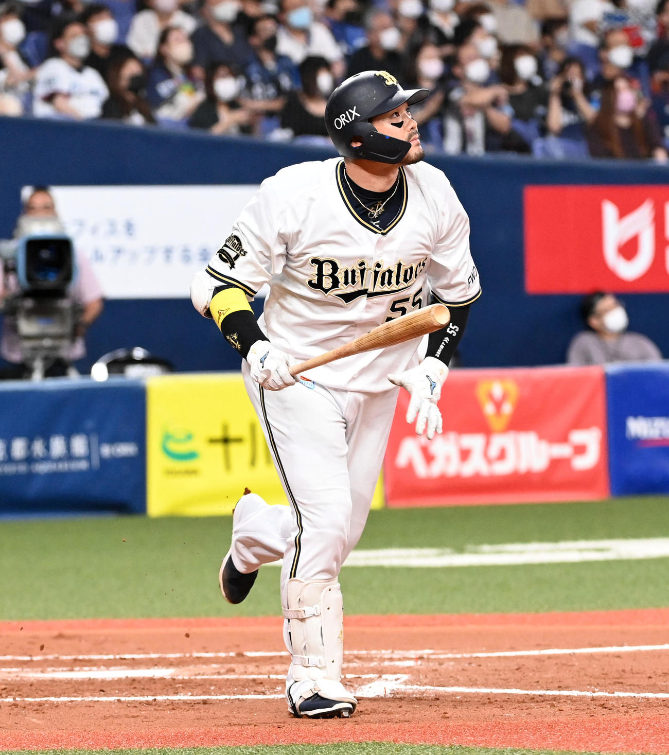 オリックス対西武　8回裏オリックス1死二塁、T－岡田は右越え2点本塁打を放つ（撮影・前岡正明）