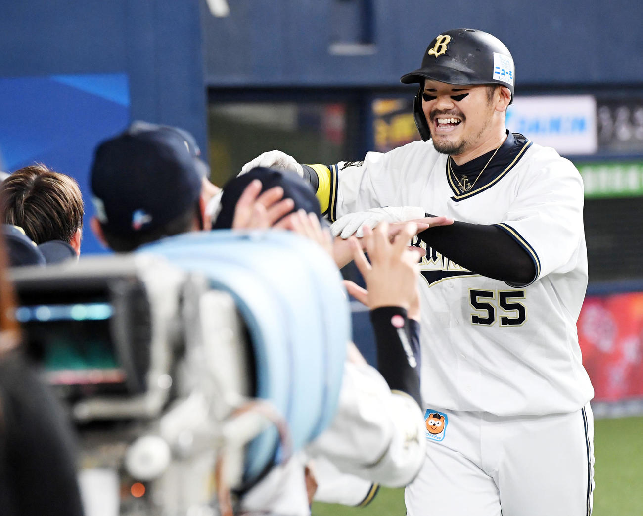 オリックス対西武　4回裏オリックス2死、T－岡田は右中間に本塁打を放ちナインの祝福に笑顔を見せる（撮影・前岡正明）