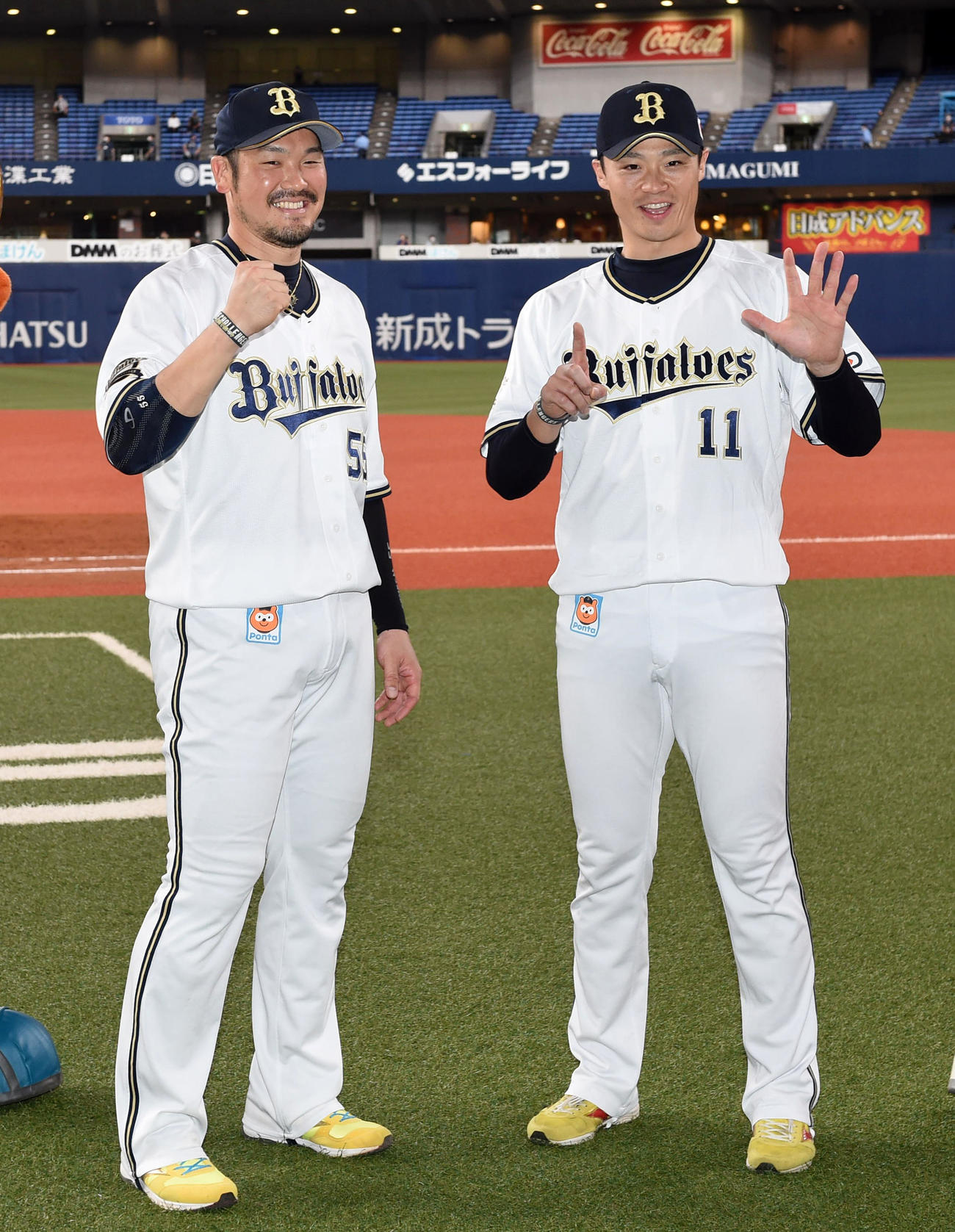 オリックス対西武　ヒーローの二人、T－岡田（左）はガッツポーズ、山崎福は6勝目ポーズを決める（撮影・前岡正明）