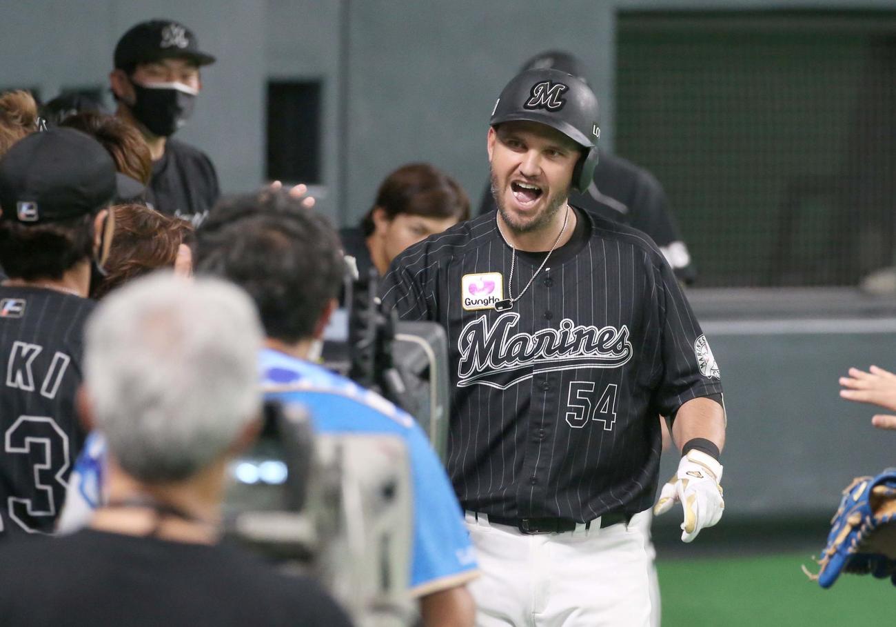 日本ハム対ロッテ　6回表、本塁打を放ちナインに出迎えられるレアード（撮影・黒川智章）