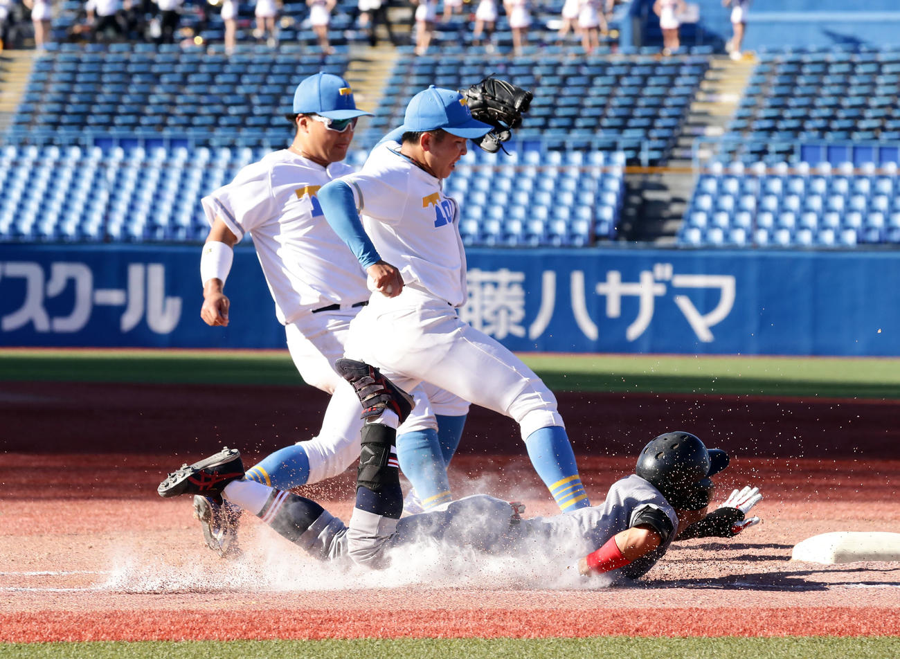慶大対東大　7回表慶大2死一、二塁、代打橋本典（手前）は投手内野安打で一塁にヘッドスライディングしセーフ。中央は東大松岡由（撮影・浅見桂子）