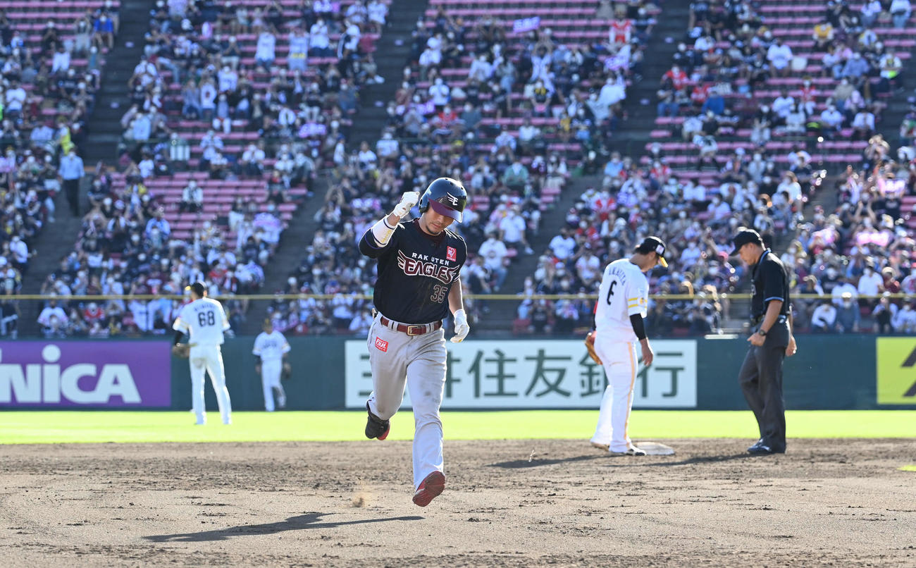 楽天対ソフトバンク　7回裏楽天2死三塁、2点本塁打を放ちダイヤモンドを回る島内（撮影・山崎安昭）