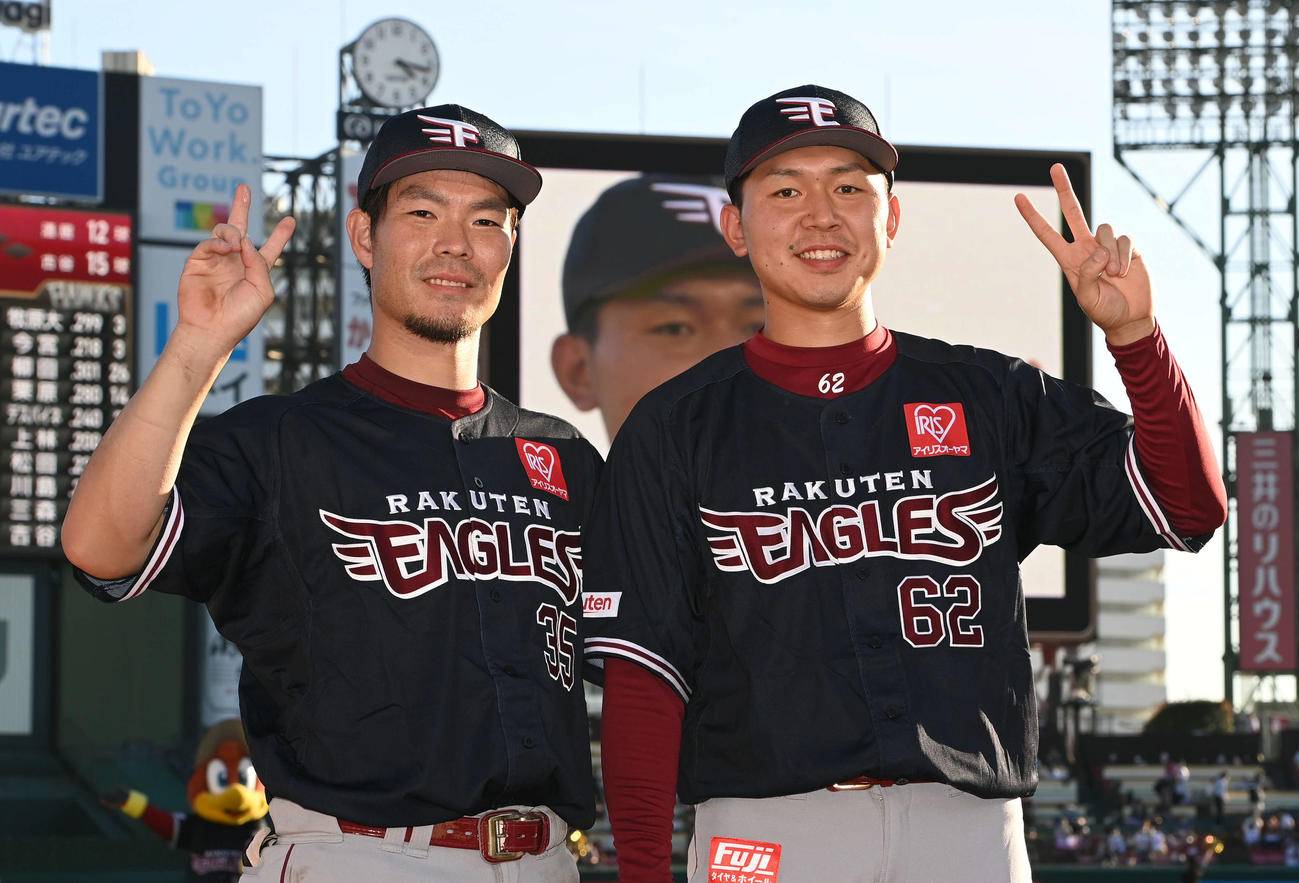 楽天対ソフトバンク　4勝目を挙げた楽天西口（右）と島内はヒーローインタビュー後に笑顔（撮影・山崎安昭）
