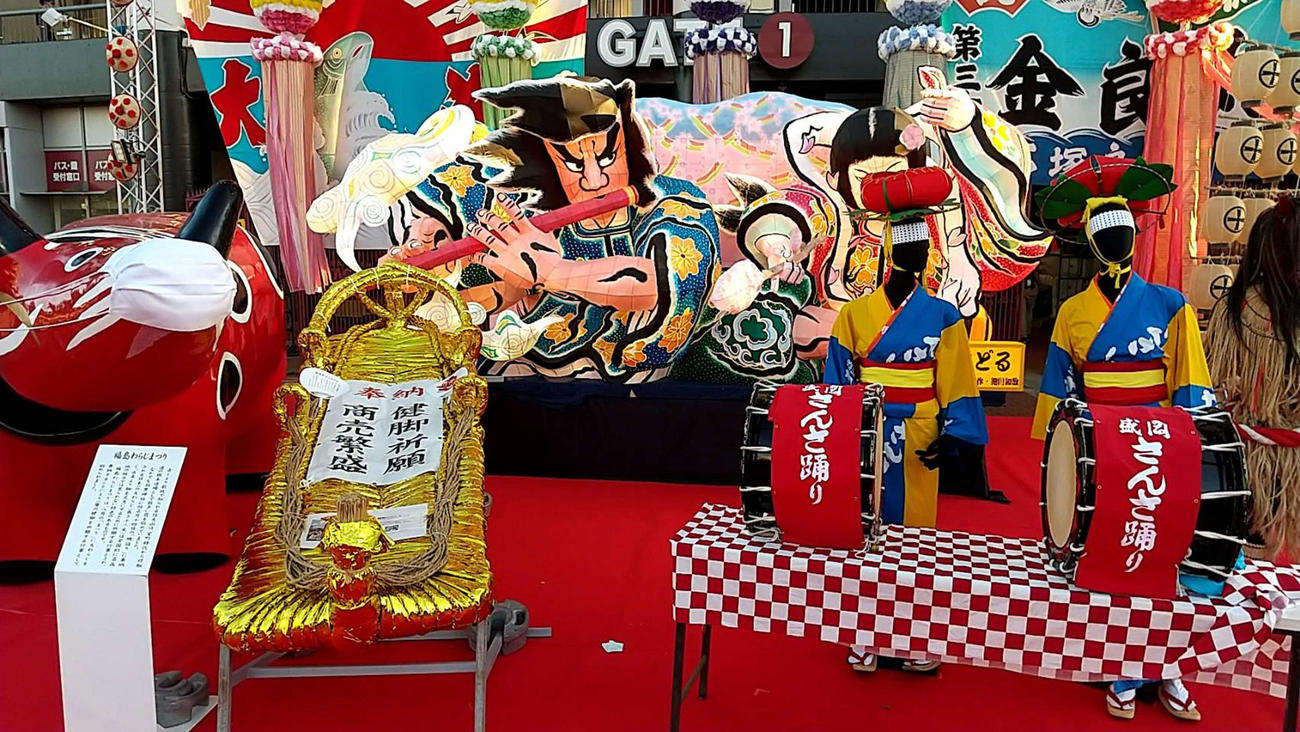 楽天生命パーク宮城に飾られた青森ねぶたなど東北を代表する祭り（撮影・山崎安昭）