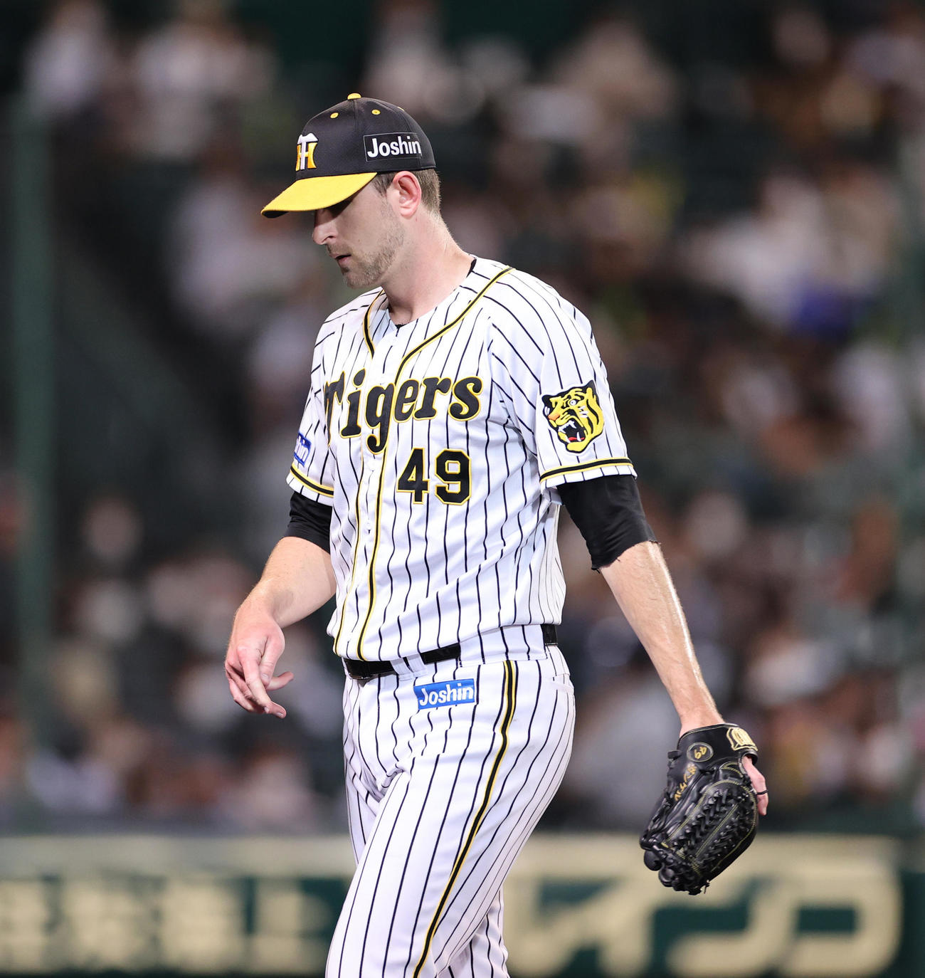 阪神対巨人　2回に7失点でがっくりベンチに戻る阪神ガンケル（撮影・清水貴仁）