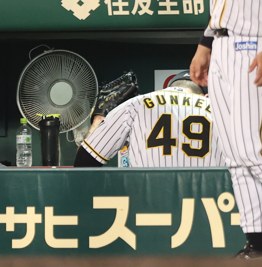 阪神対巨人　7失点を喫した2回表を終え、ベンチでグラブをたたき付けるガンケル（撮影・狩俣裕三）