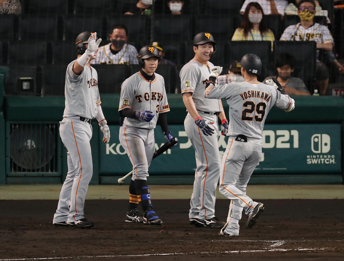 阪神対巨人　2回表巨人1死一、三塁、中越え3点本塁打を放った吉川（右端）を迎える、左から大城、松原、菅野（撮影・前田充）