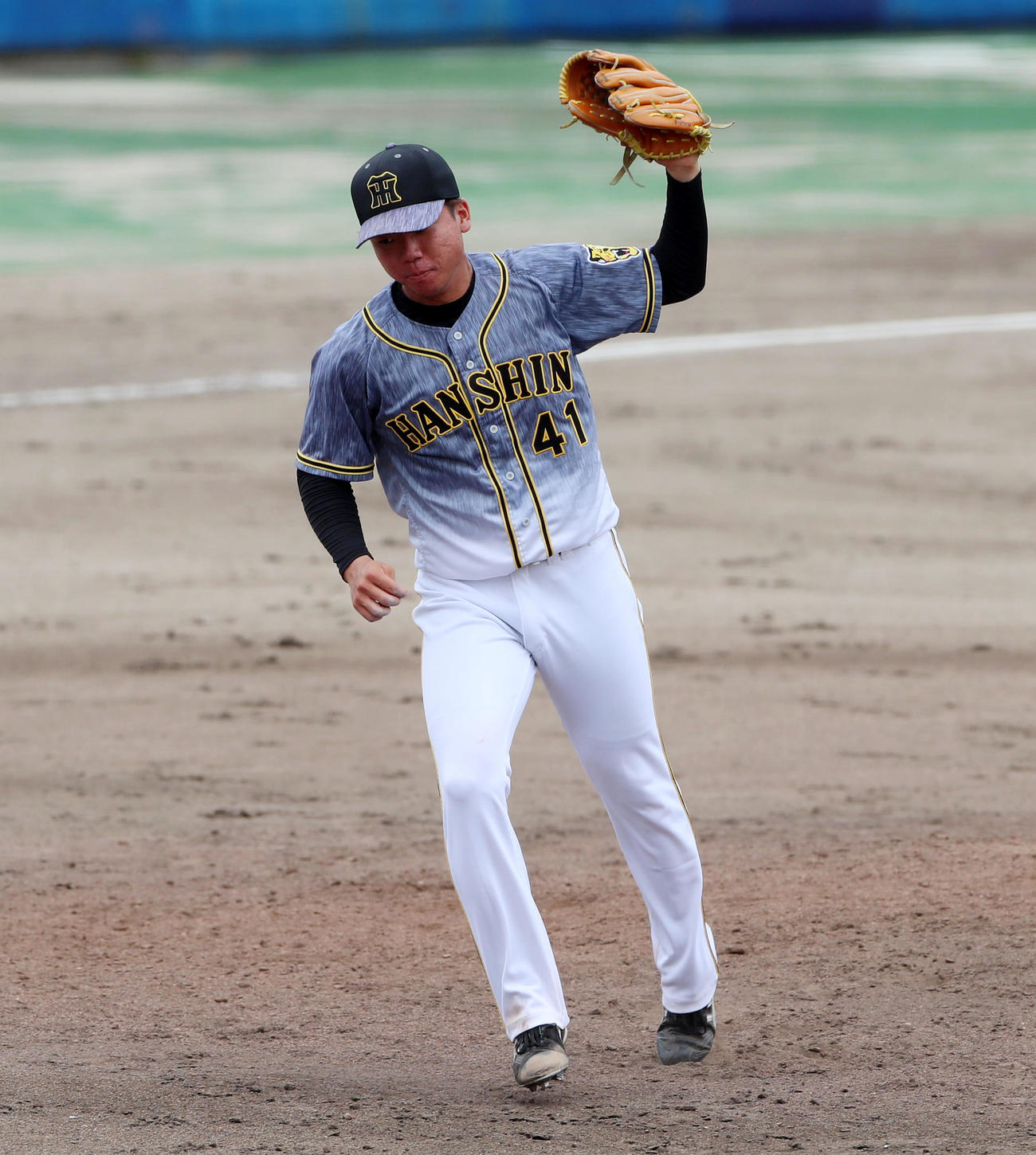 中日対阪神　6回裏中日2死、溝脇の投直を捕球する村上（撮影・加藤哉）