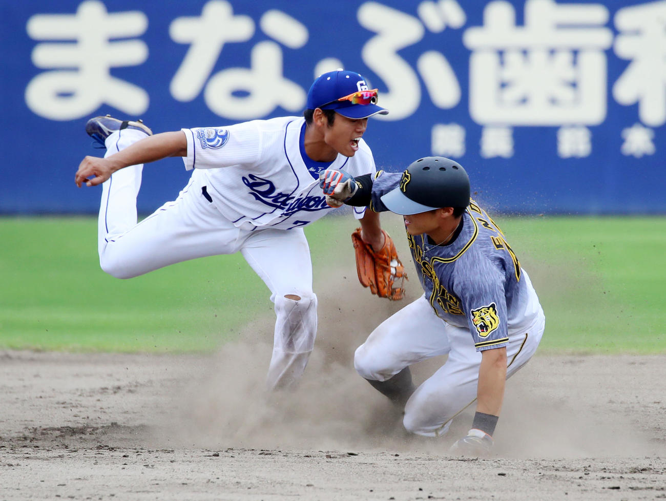 中日対阪神　9回表阪神2死一塁、一塁走者遠藤は打者板山のとき二塁盗塁を決める。野手は根尾（撮影・加藤哉）
