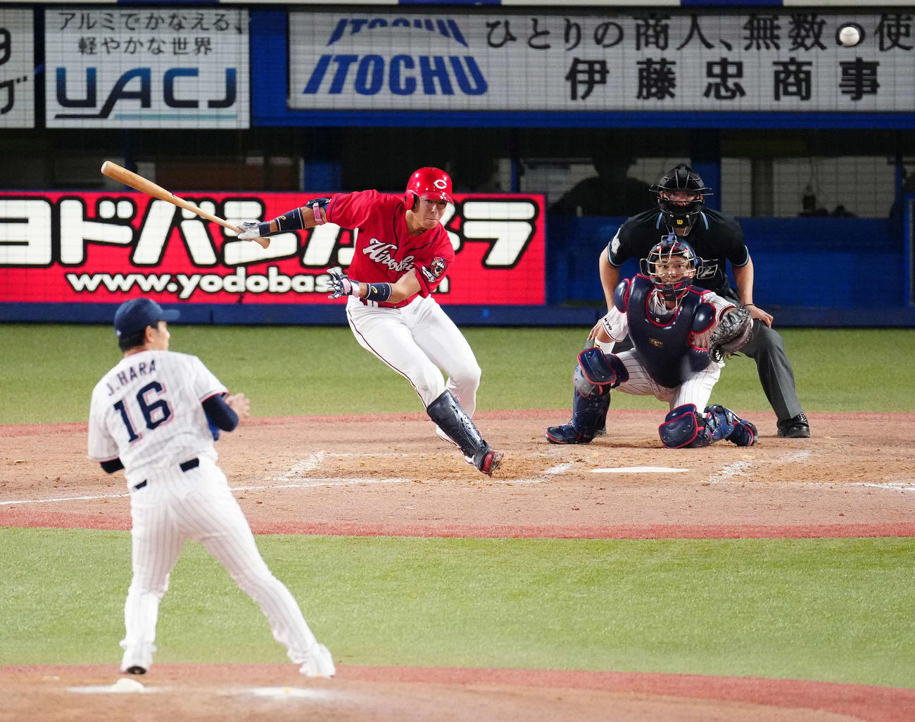 ヤクルト対広島　5回表広島無死二塁、中前適時打を放つ野間。投手原（撮影・江口和貴）