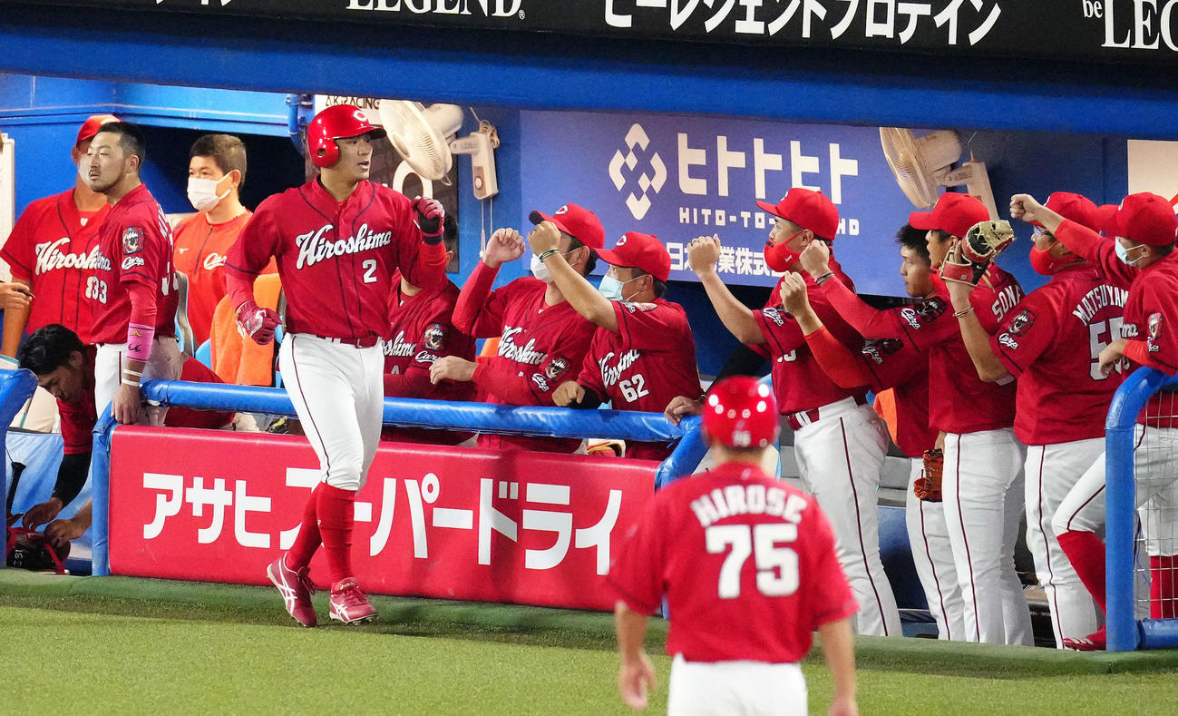 ヤクルト対広島　5回表広島無死二塁、野間の適時打で生還しタッチをかわす田中広（手前左）（撮影・江口和貴）