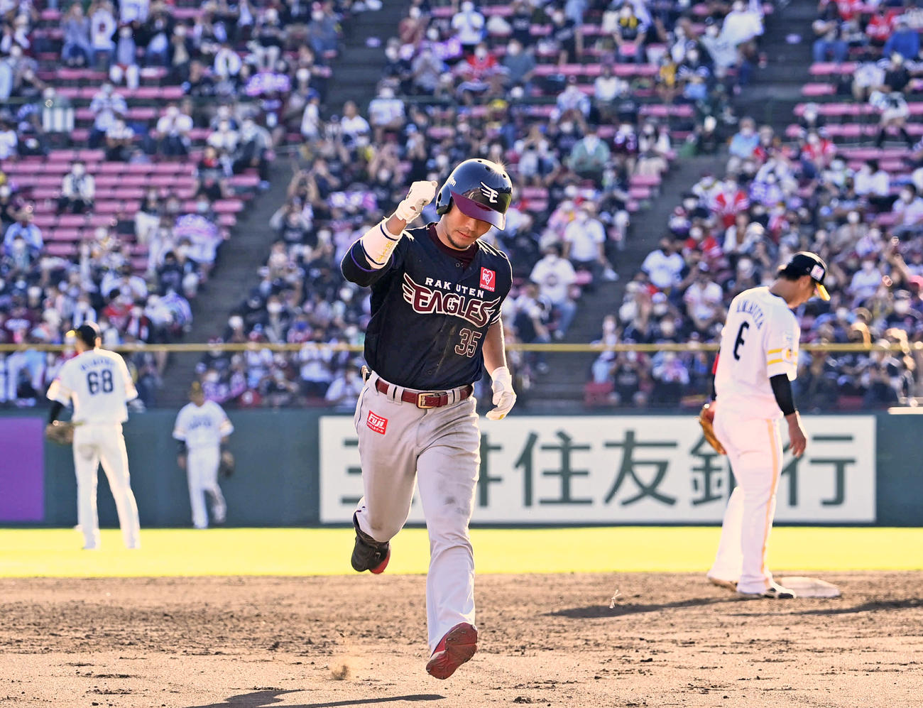 7回裏楽天2死三塁、2点本塁打を放ちガッツポーズでダイヤモンドを回る島内（撮影・山崎安昭）