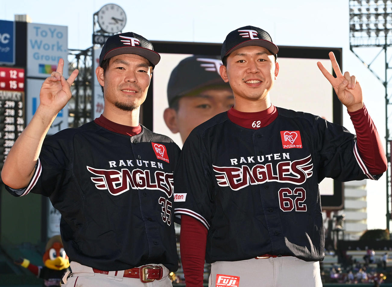 4勝目を挙げた楽天西口（右）と島内はヒーローインタビュー後に笑顔（撮影・山崎安昭）