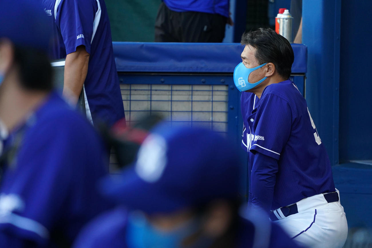 DeNA対中日　試合を見つめる中日与田監督（撮影・横山健太）