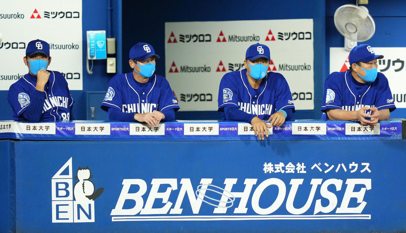 DeNA対中日　6回裏DeNA2死一、二塁、佐野に右前適時打を浴び厳しい表情でグラウンドを見つめる与田監督（右から2人目）（撮影・横山健太）