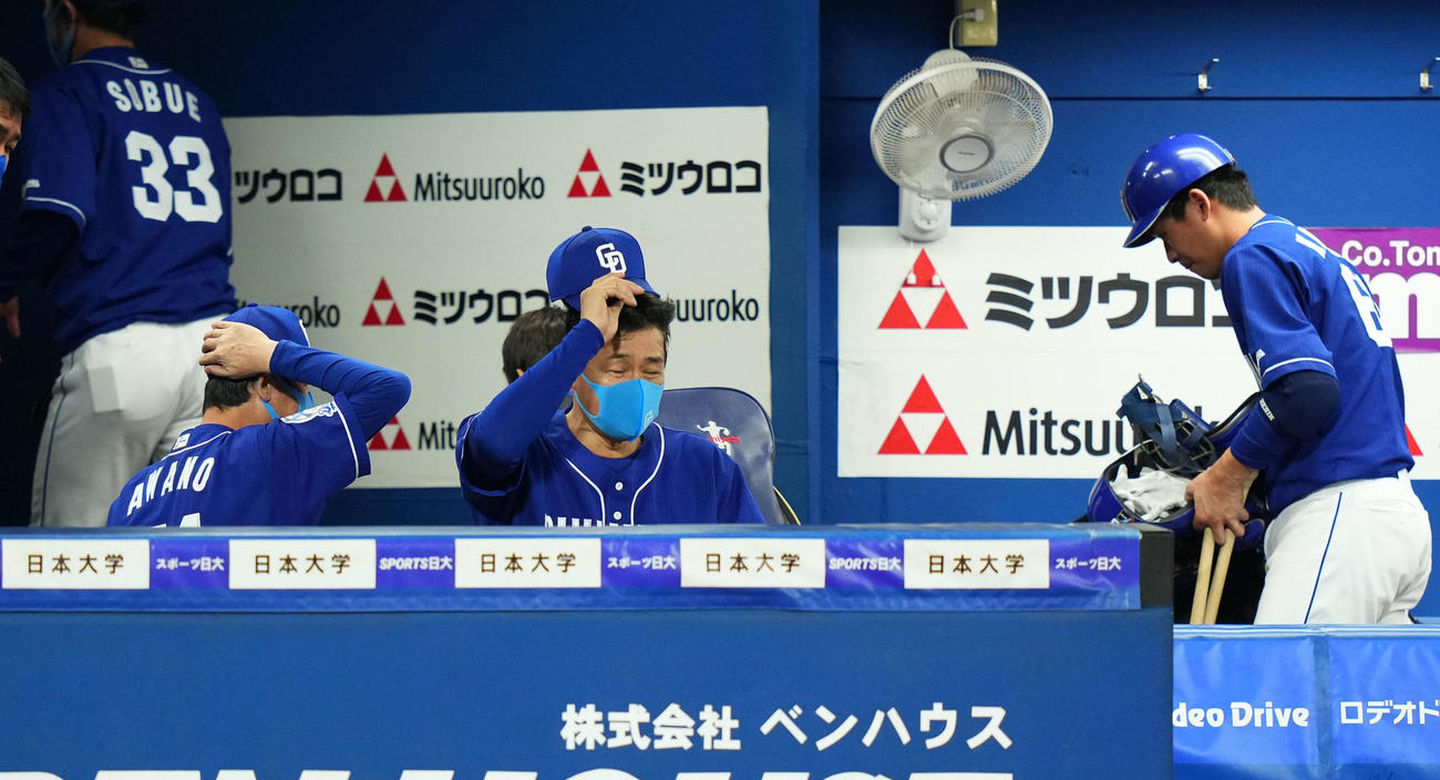 DeNA対中日　一礼しグラウンドを後にする中日与田監督（撮影・横山健太）