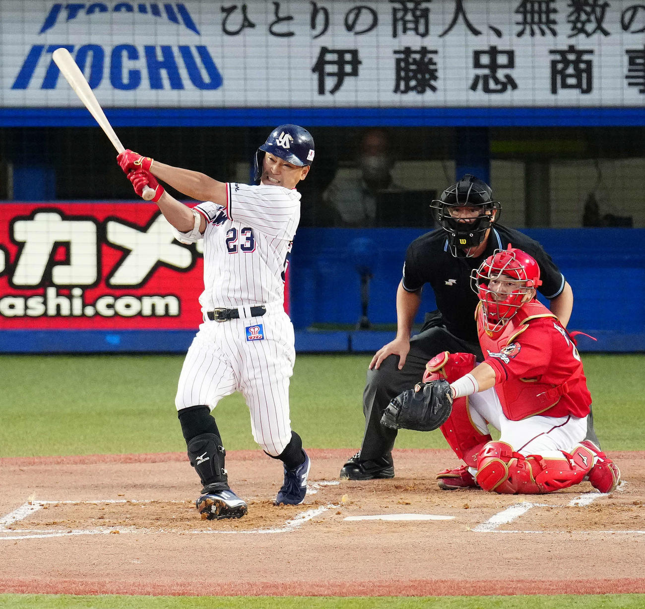 ヤクルト対広島　1回裏ヤクルト無死一塁、右越えに先制2点本塁打を放つ青木（撮影・江口和貴）