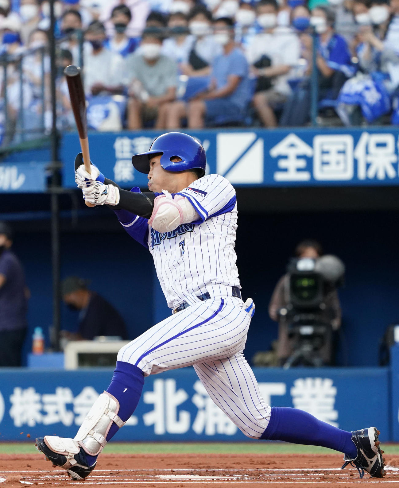 DeNA対中日　1回裏DeNA無死、左越え本塁打を放つ桑原（撮影・横山健太）