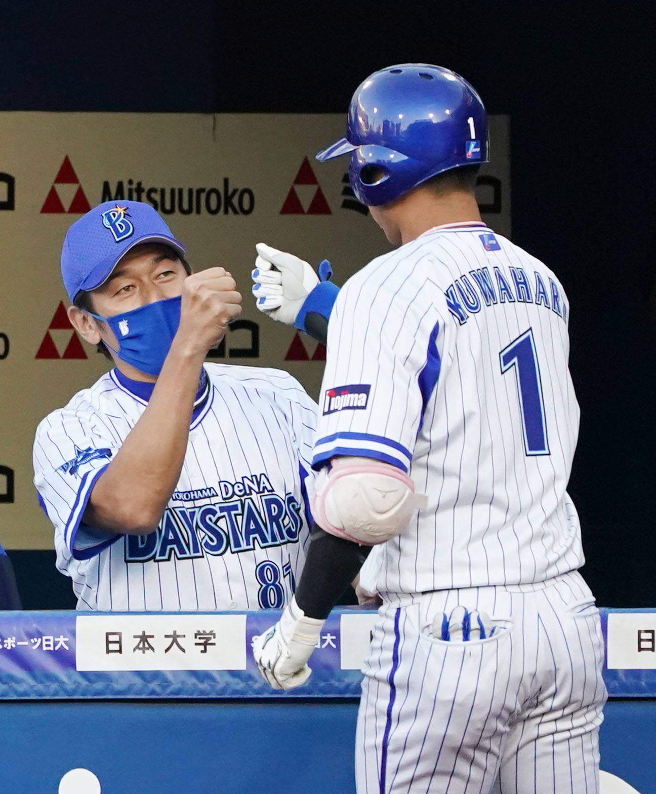 DeNA対中日　1回裏DeNA無死、左越え本塁打を放った桑原（右）とタッチを交わす三浦監督（撮影・横山健太）
