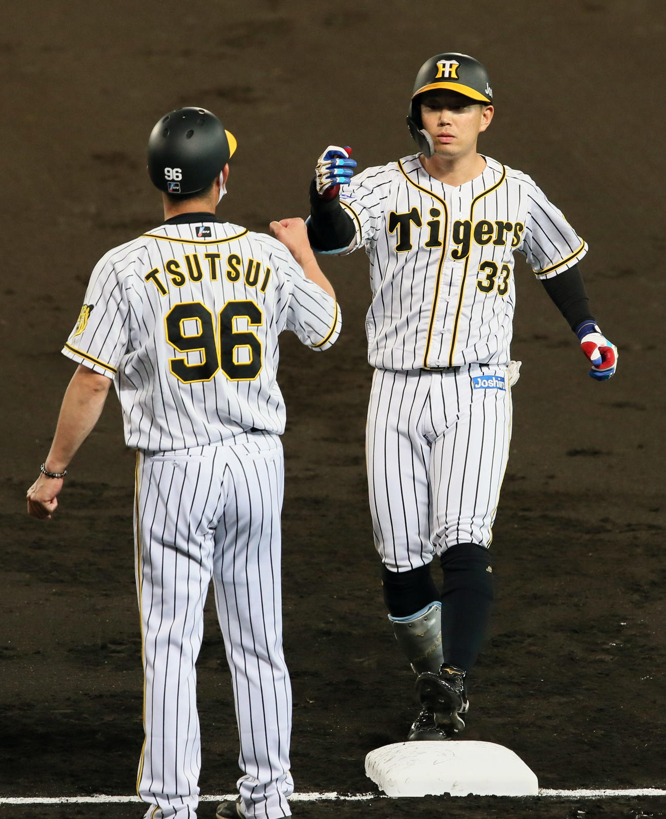 阪神対巨人　1回裏阪神1死三塁、糸原は中前先制適時打を放ちグータッチ（撮影・上山淳一）