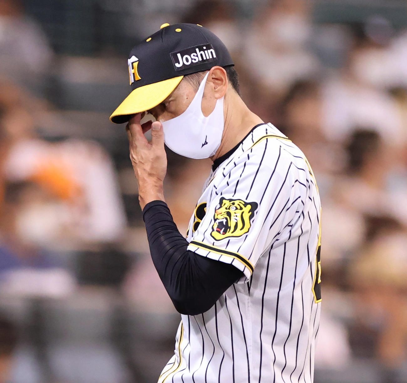 阪神対巨人　3回表阪神、選手交代と告げる矢野監督（撮影・清水貴仁）