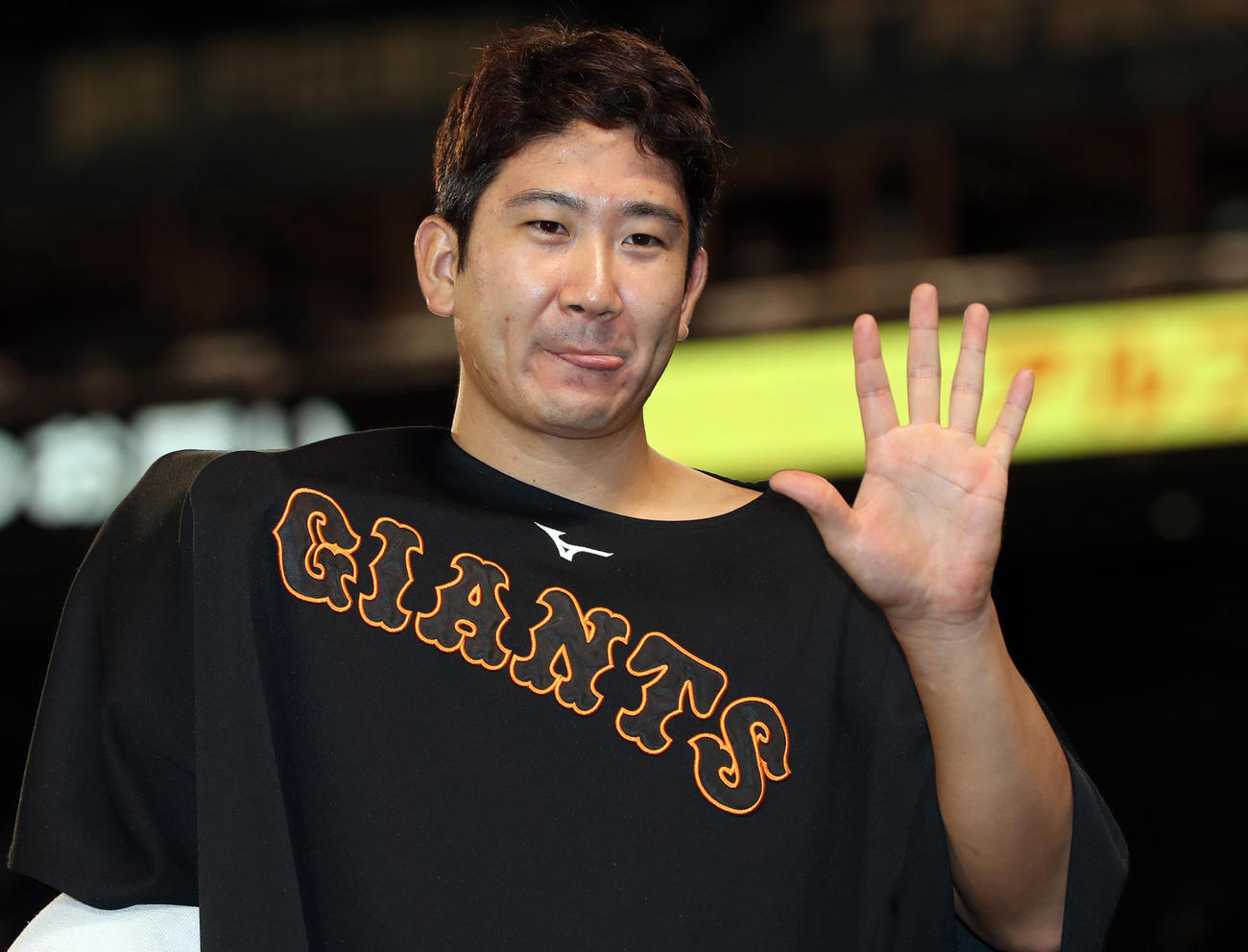 阪神対巨人　ヒーローインタビュー後、5勝のポーズをカメラマンにお願いされ、恥ずかしそうにポーズを取る菅野（撮影・狩俣裕三）