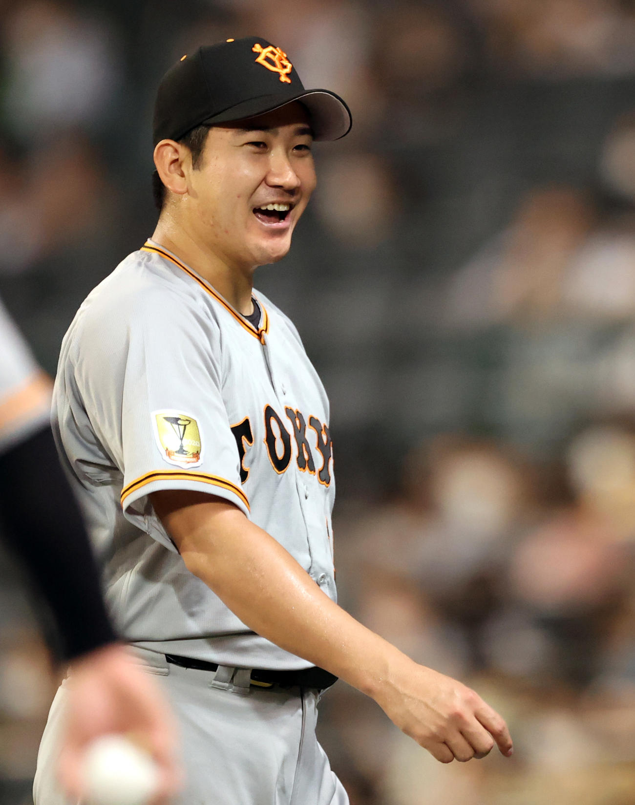 阪神対巨人　7回裏を終え、笑顔を見せる菅野（撮影・狩俣裕三）