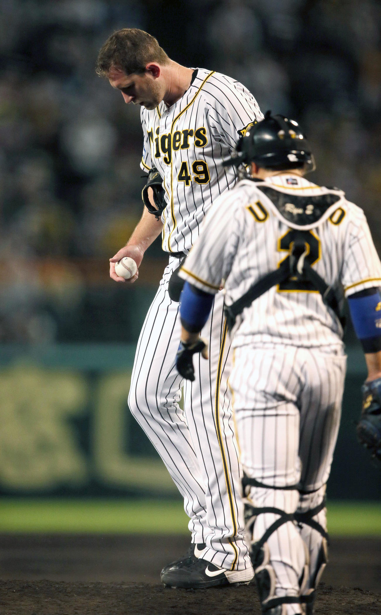 阪神対巨人　2回、阪神先発のガンケルは巨人打線に連打されうつむく（撮影・上山淳一）