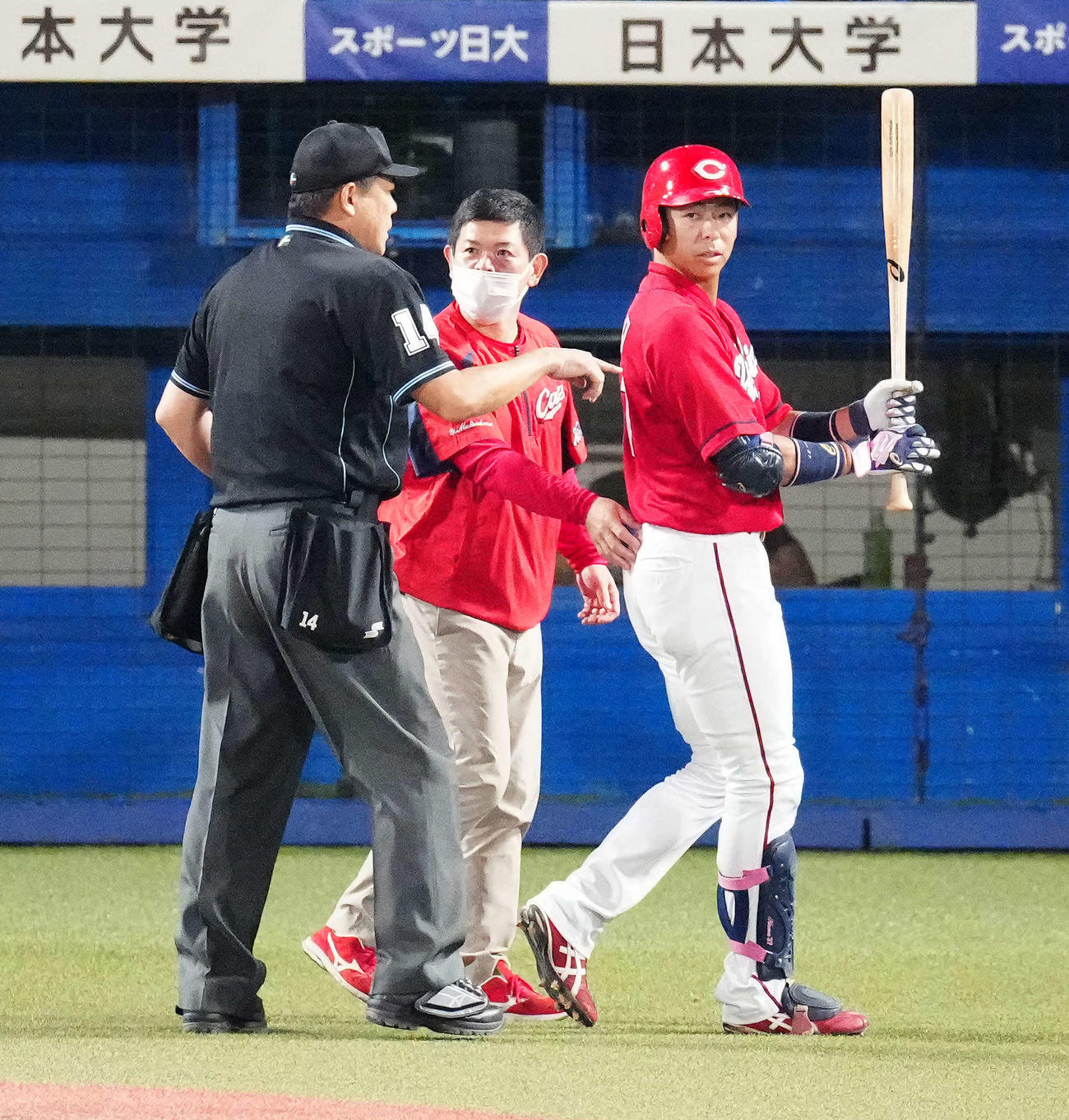 ヤクルト対広島　5回表広島無死二塁、治療のためベンチに引き揚げる野間（右）（撮影・江口和貴）
